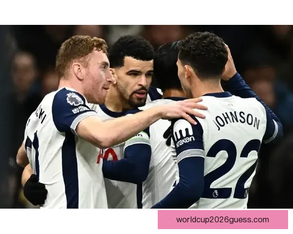 费尔南德斯禁赛在身仍与库库雷利亚轻松交谈气氛融洽